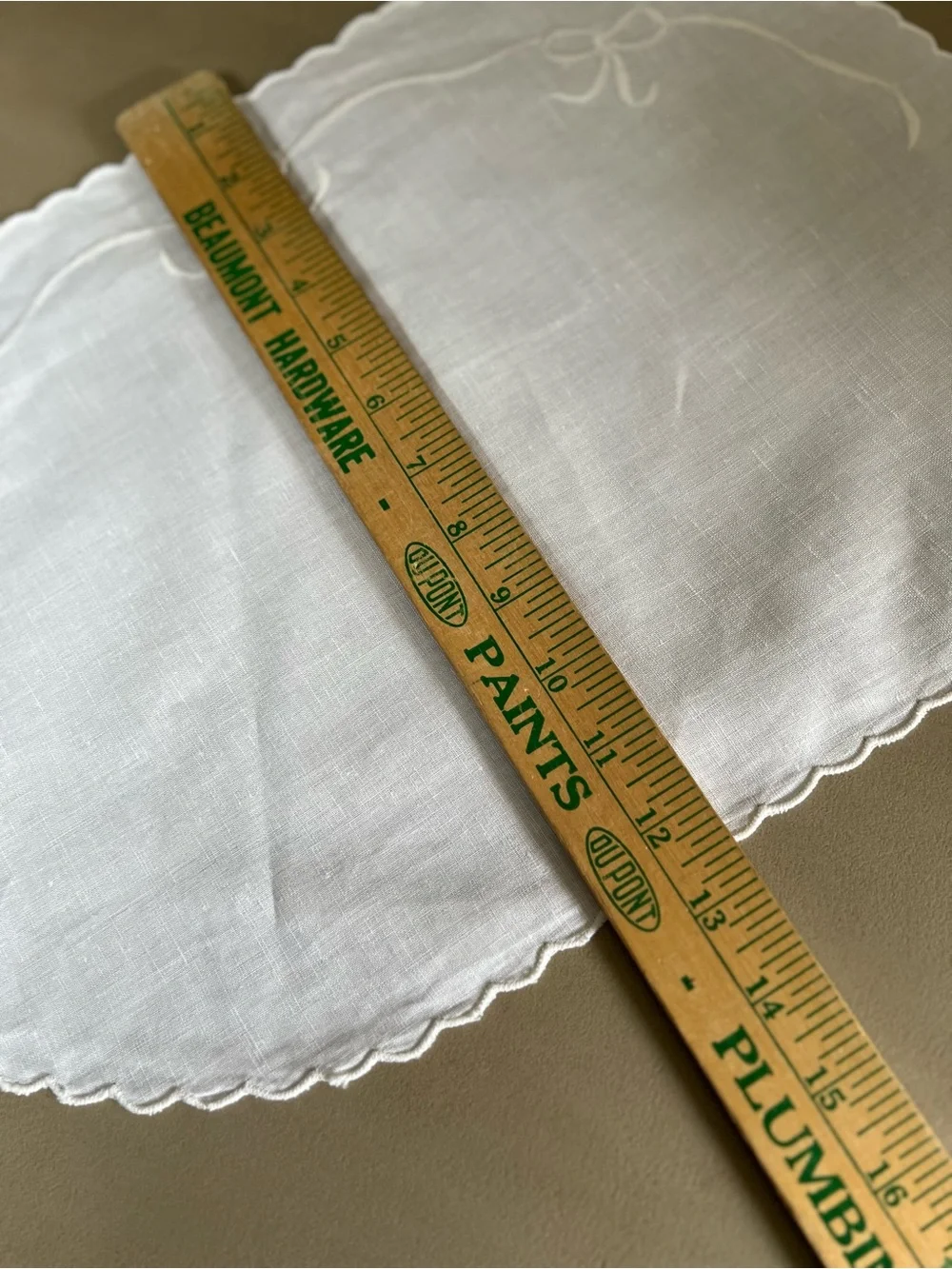 Set of 8 Vintage White Linen Oval Placemats Embroidered Bows & Scalloped Edges